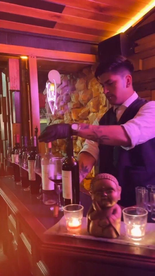 Bartender preparando tragos en la barra de BLOND