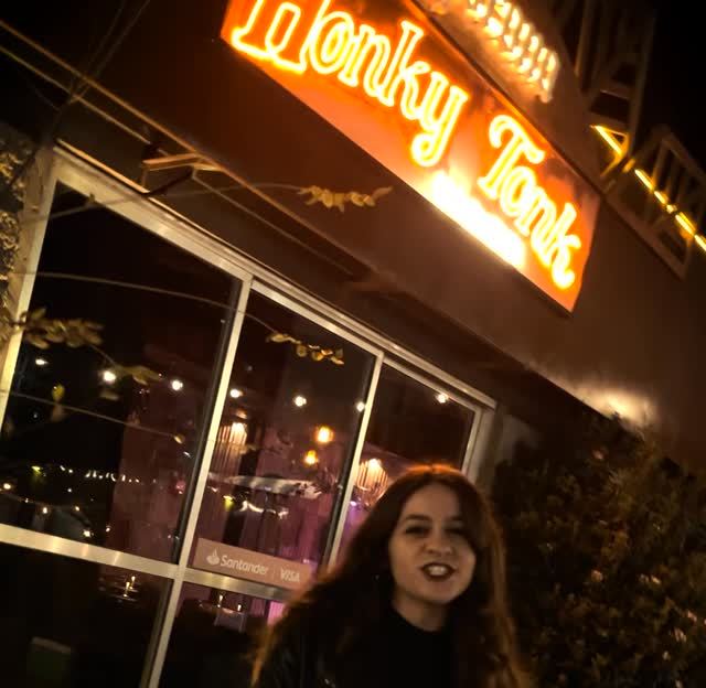 Letrero luminoso de Honky Tonk en la entrada