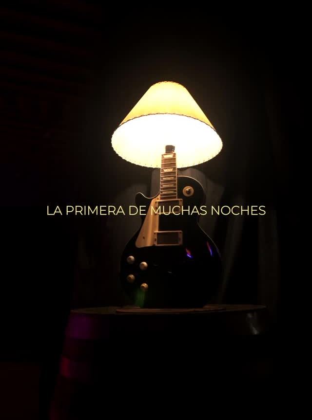 Lámpara con forma de guitarra en el escenario de BLOND