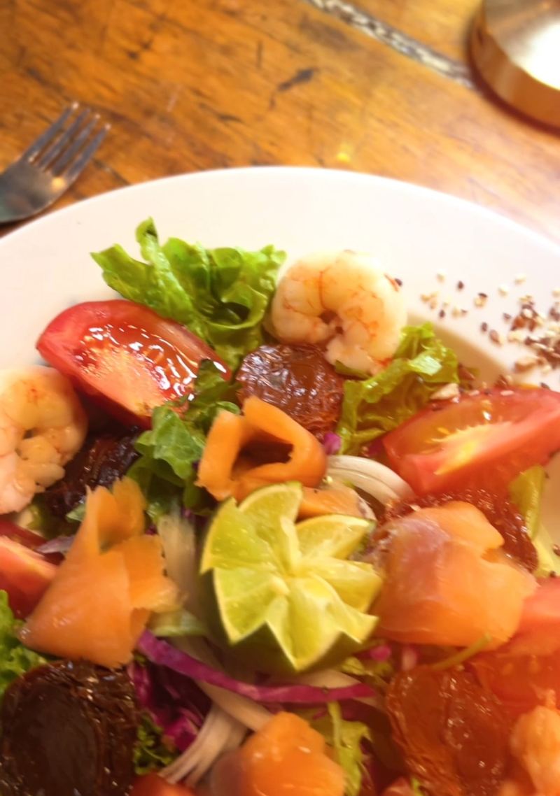 Ensalada fresca con langostinos y salmón