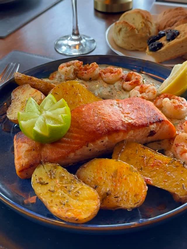 Salmón rosado grillado con langostinos y papines