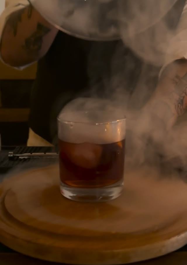 Trago ahumado servido en la barra